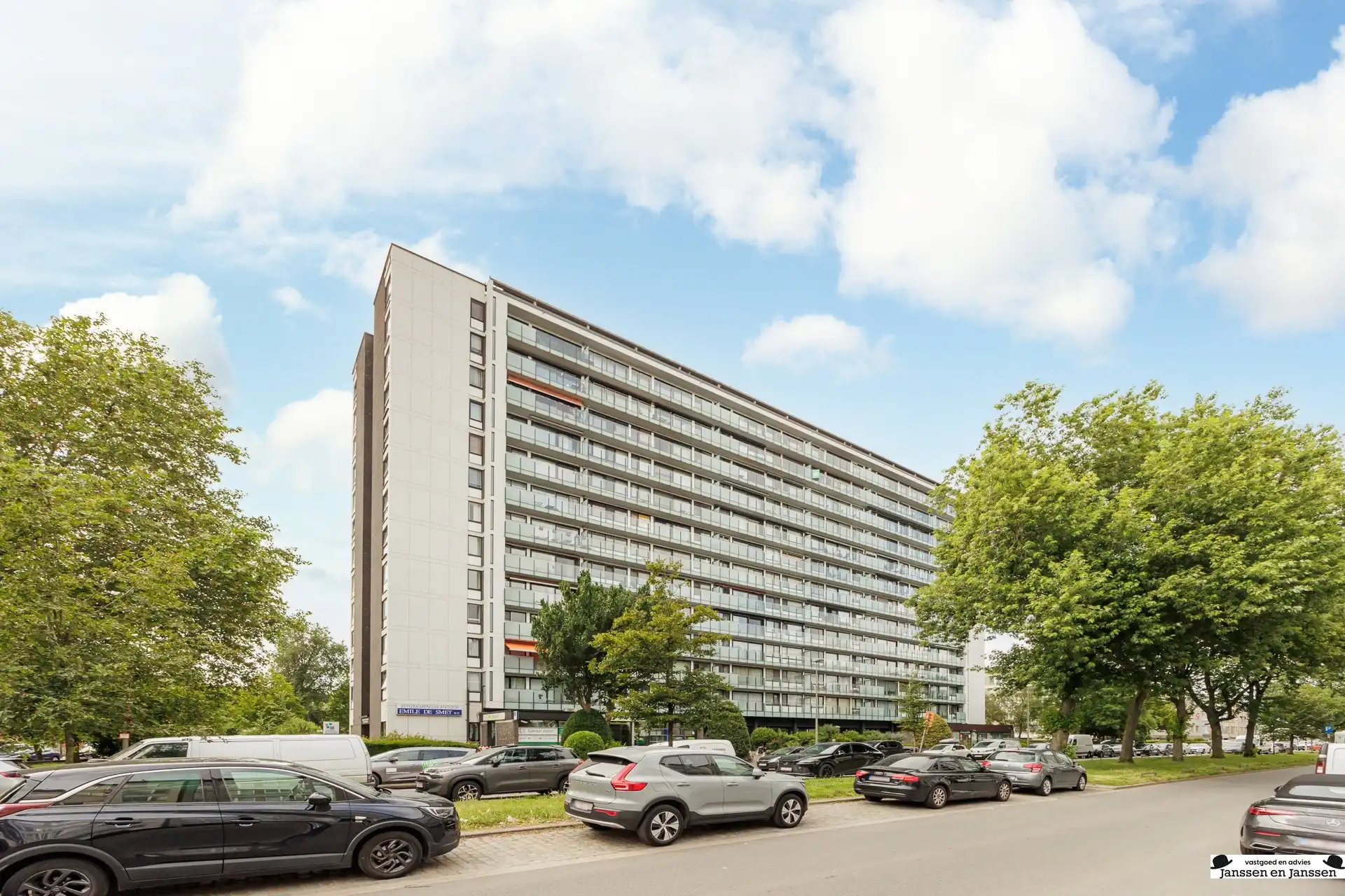 Ruim twee slaapkamer-appartement met panoramisch uitzicht! foto 15