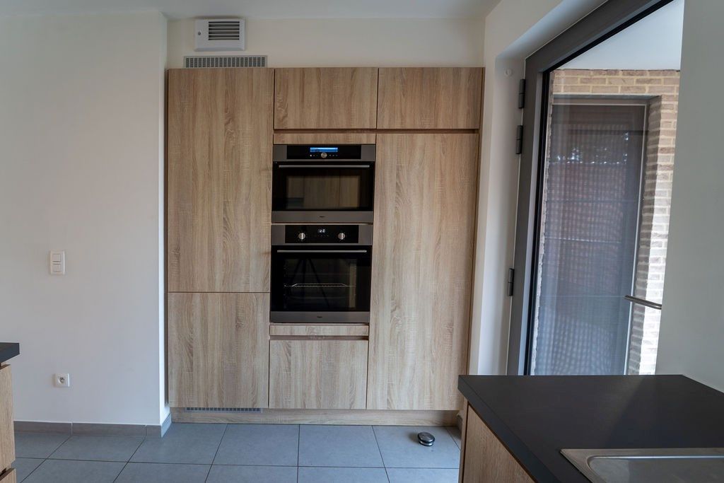 GUNSTIG GELEGEN 2 SLAAPKAMER APPARTEMENT 94 M² MET ONDERGRONDSE AUTOSTANDPLAATS EN KELDERBERGING IN HET CENTRUM VAN ZOLDER foto 8