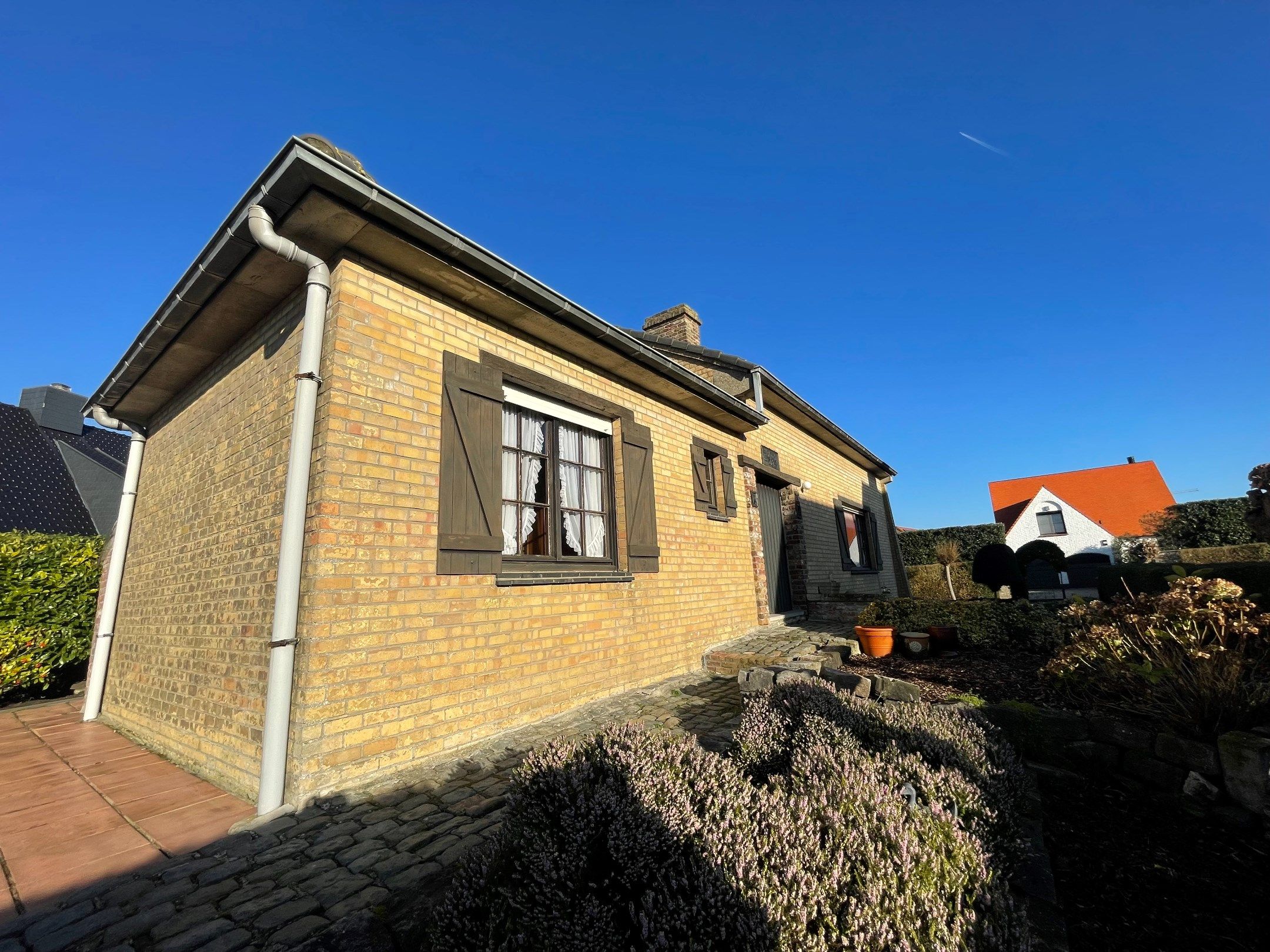 Te renoveren alleenstaande woning gelegen in een rustige residentiele wijk foto 3