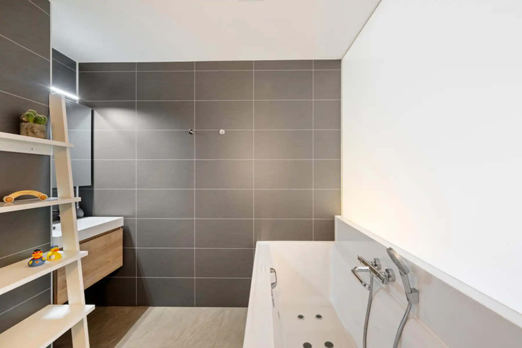 Rustig gelegen energie zuinige villa !!! foto 23