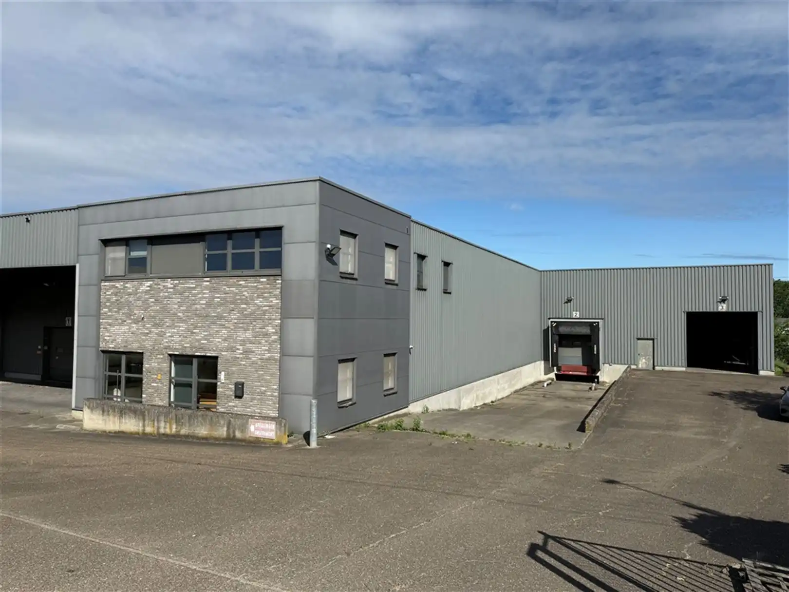 Polyvalent bedrijfsgebouw foto 2