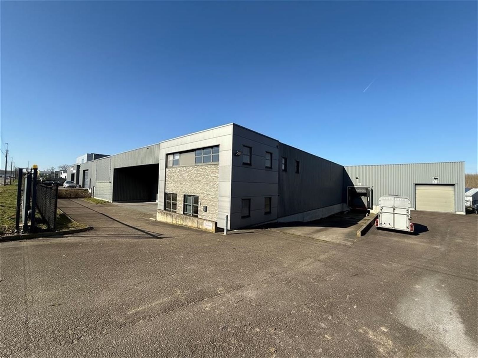 Polyvalent bedrijfsgebouw foto 2