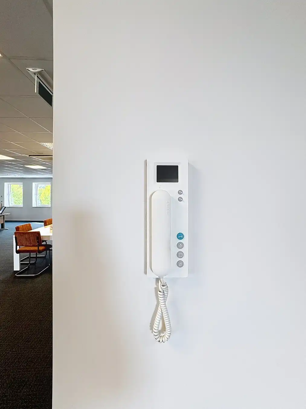 Instapklare KANTOORRUIMTE (217m²) voorzien van alle comfort (databekabeling, airco,...) en private parkeergelegenheid. Vlot bereikbaar via Expresweg van Brugge! foto 6