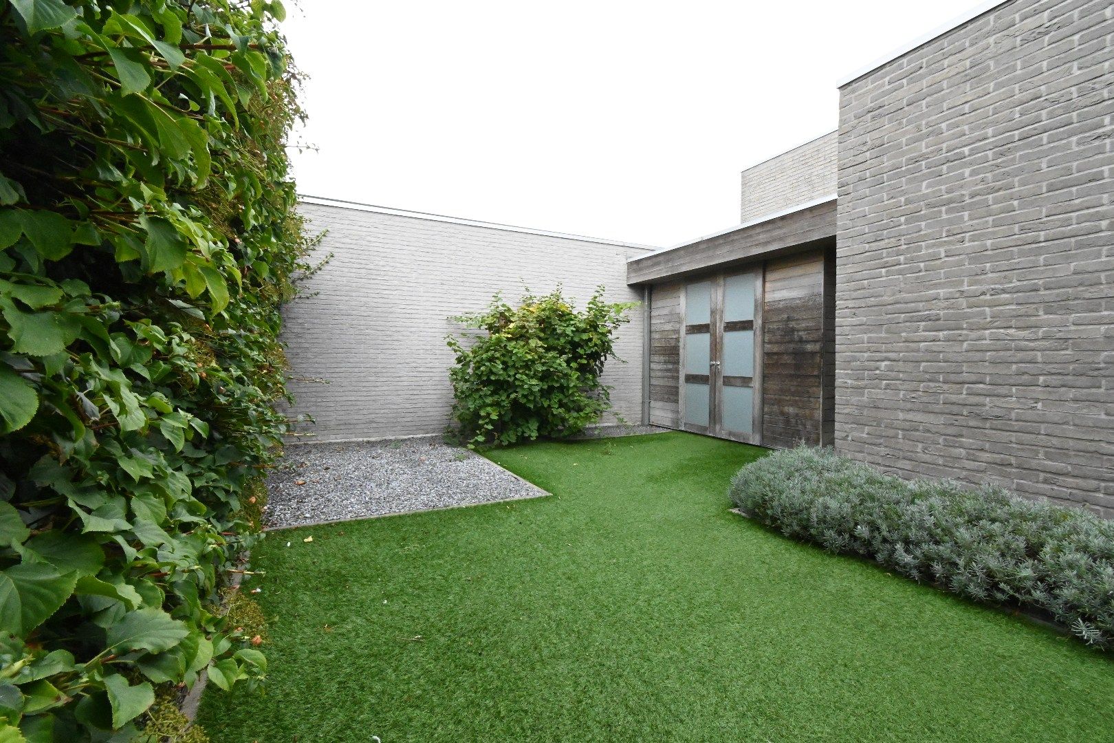 Halfopen bebouwing met tuin gelegen aan de rand van het centrum foto 26