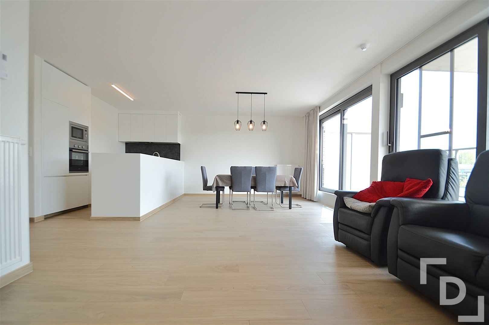 Recent appartement met ruim terras en garage te huur in Ieper. foto 3