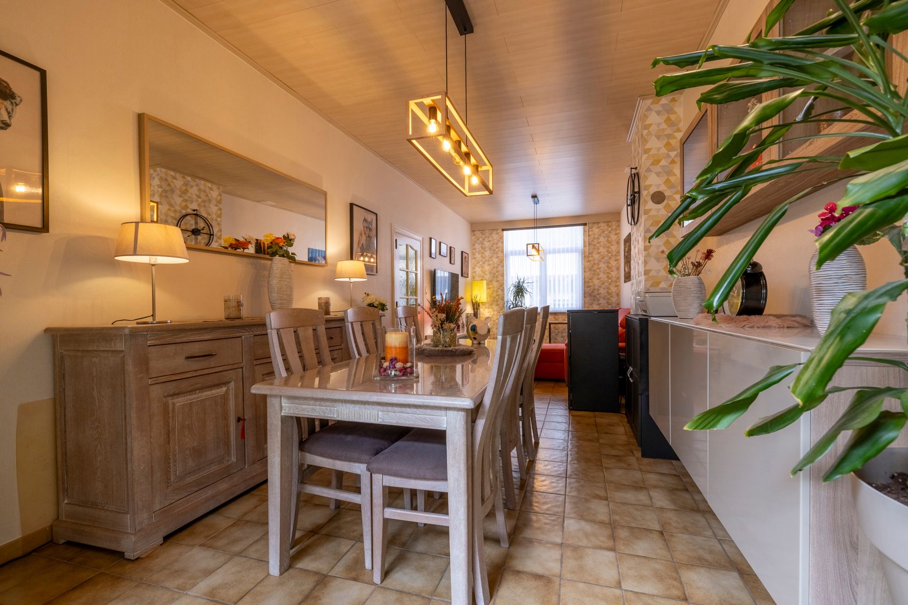 Ruime woning met 5 slpk, garage en zongerichte tuin te koop! foto 5