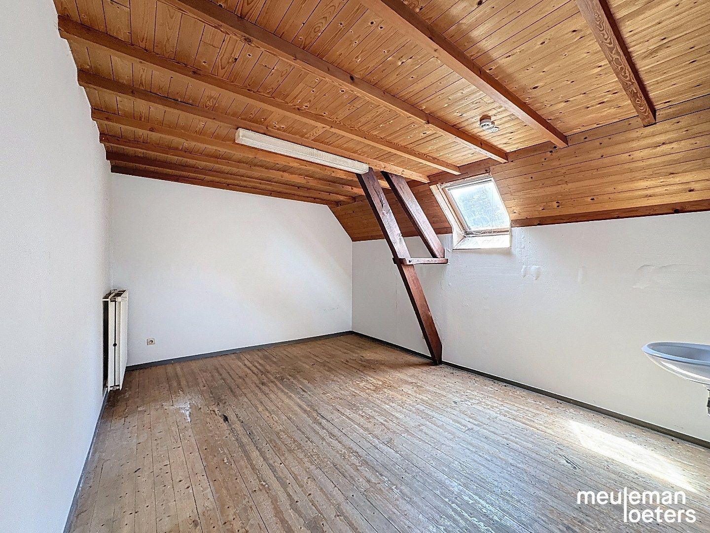 Te renoveren halfopen woning met garage foto 13