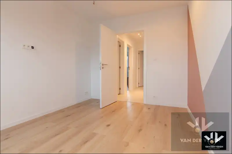 Voll gerenoveerde woning met 5 slpk 3 badk foto 17