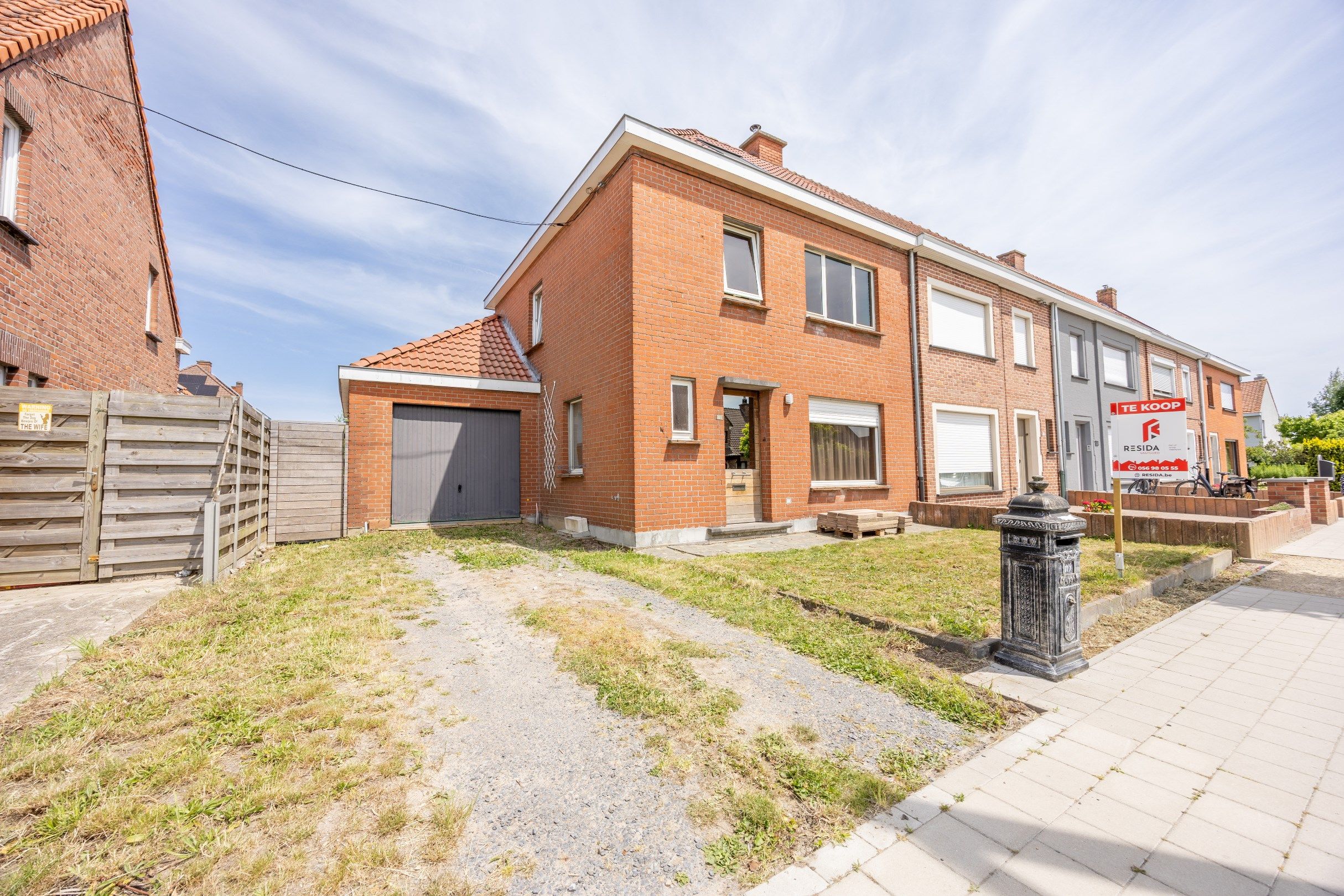 Verder te renoveren halfopen woning met uitweg.  foto {{pictureIndex}}