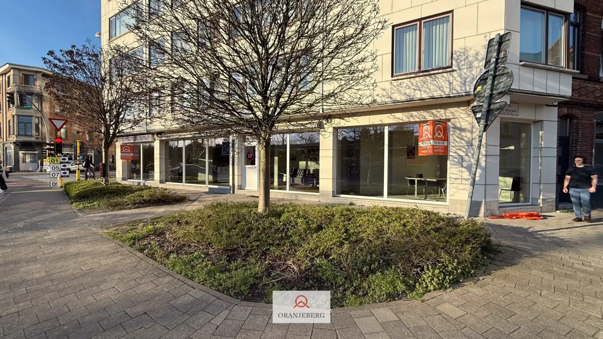 Hoek handelspand op commerciële ligging met veel visibiliteit foto 6