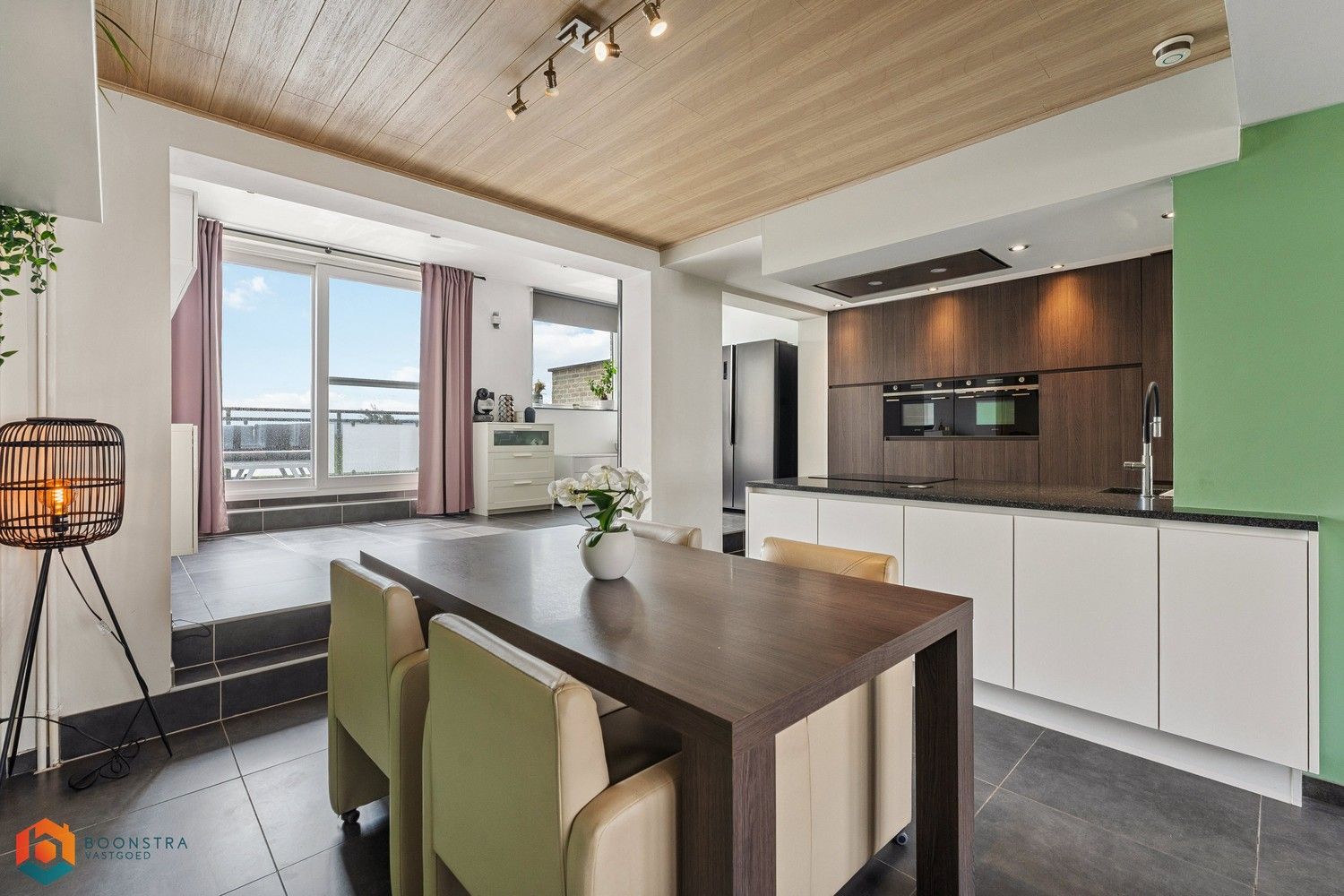 Gerenoveerde woning met 4 slpkrs, garage en tuin foto {{pictureIndex}}
