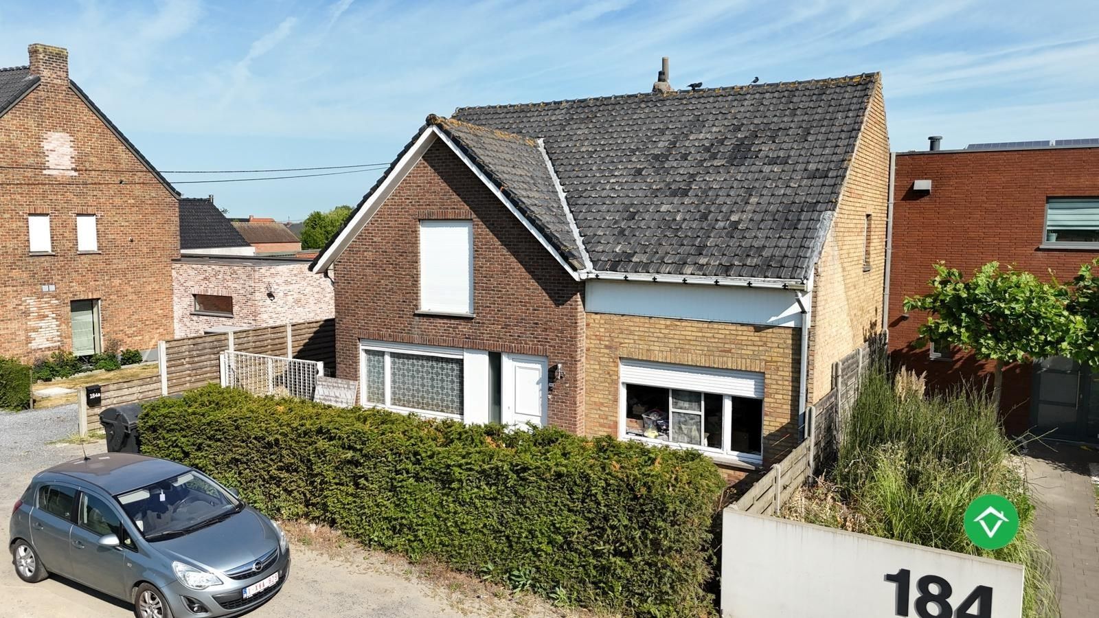 Ruime gezinswoning op perceel van 1126 m²  - tal van mogelijkheden! foto 2