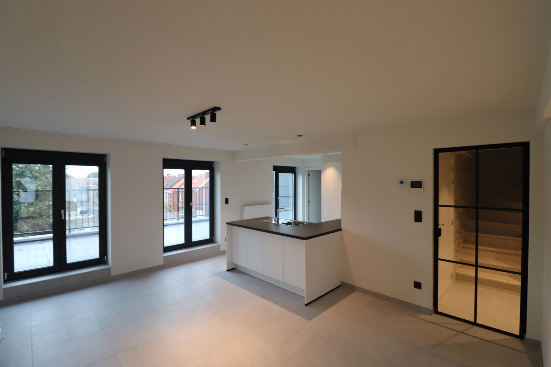 Gerenoveerde loft (2de en 3de verdieping) met terras (ca 28 m²), garage en fietsenberging. foto {{pictureIndex}}