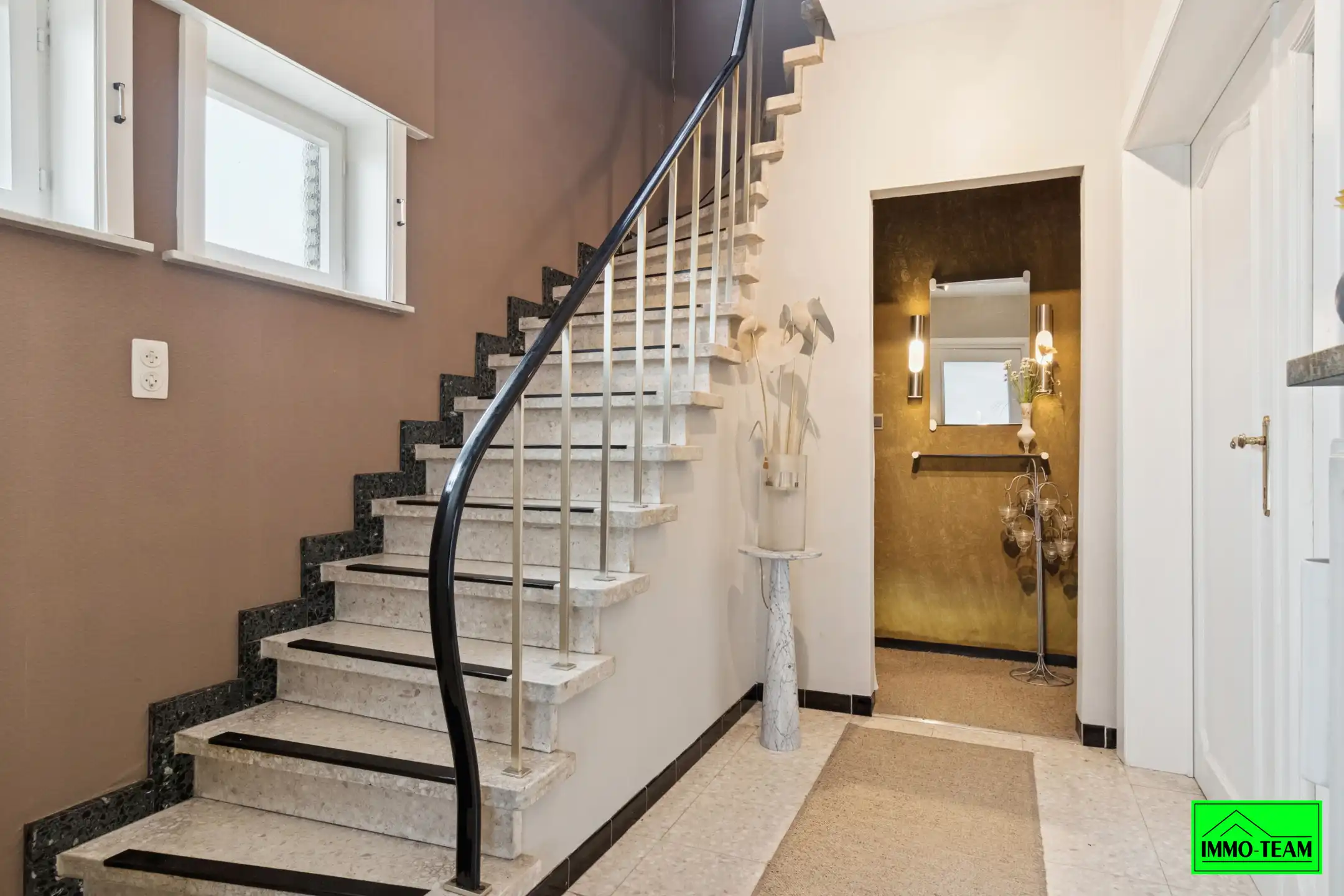 Goed onderhouden 3-gevelwoning met 3 slks, tuin en garage foto 9