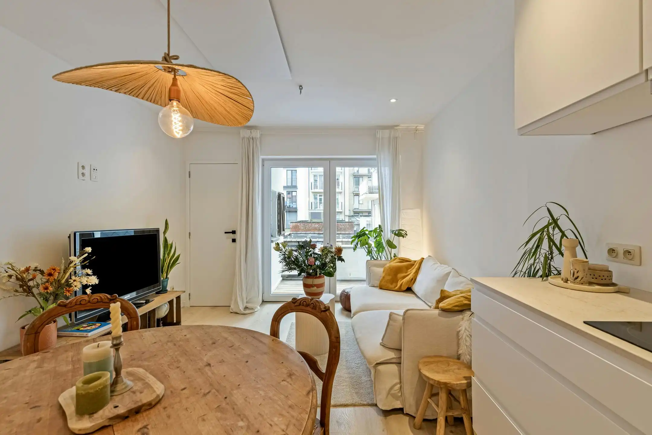 Instapklaar 2 slaapkamer appartement te koop in Heist foto 2