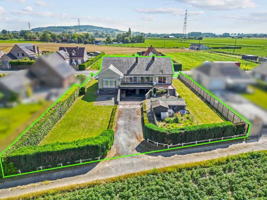 Ruime volledig onderkelderde woning foto 1