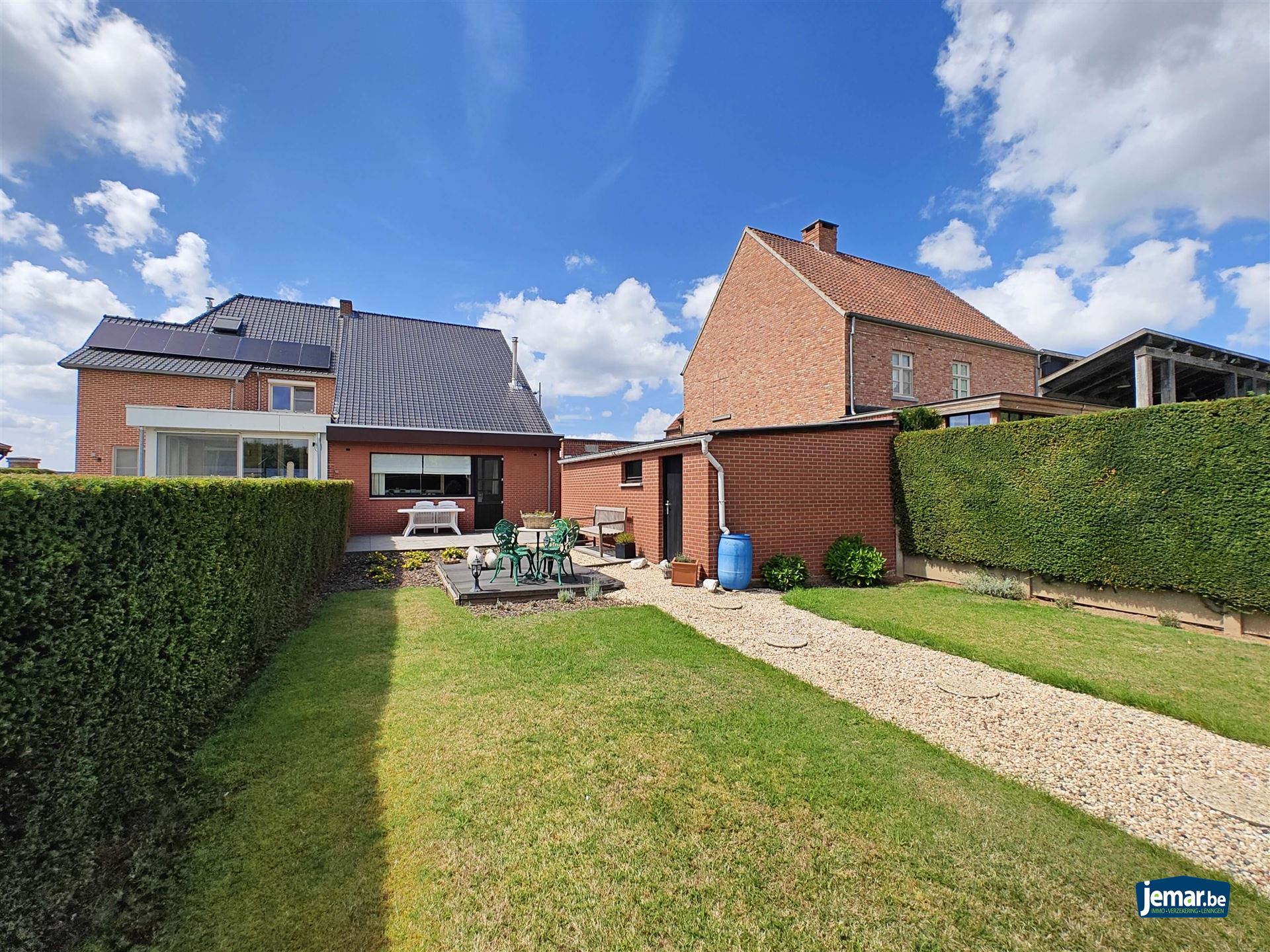 Half- open woning met 4 slaapkamers en apart garage foto 3