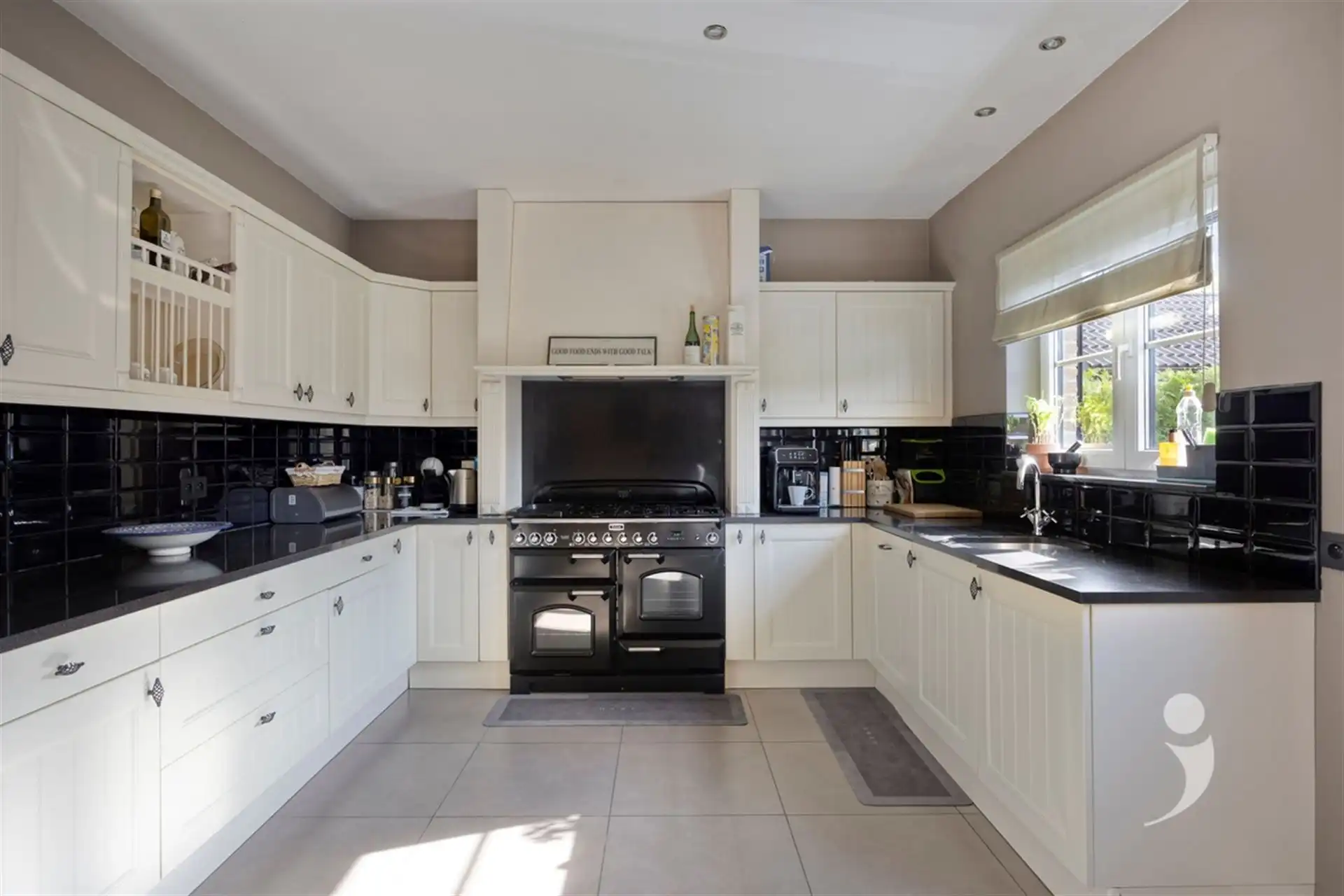 Prachtige villa met hoogwaardige afwerking foto 16