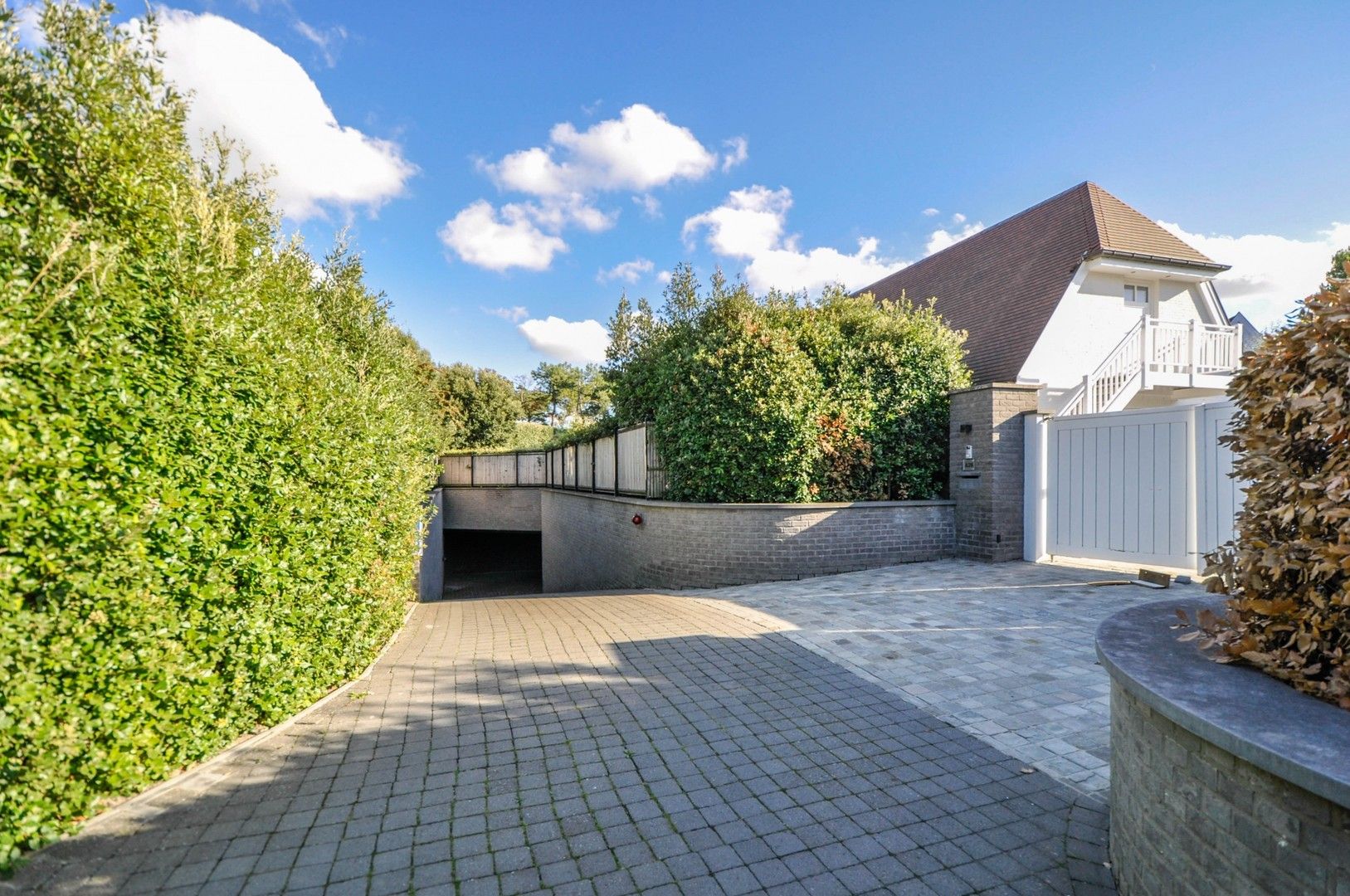 Gemakkelijk toegankelijke ruime garagebox in een recente residentie in de Elizabetlaan. foto {{pictureIndex}}