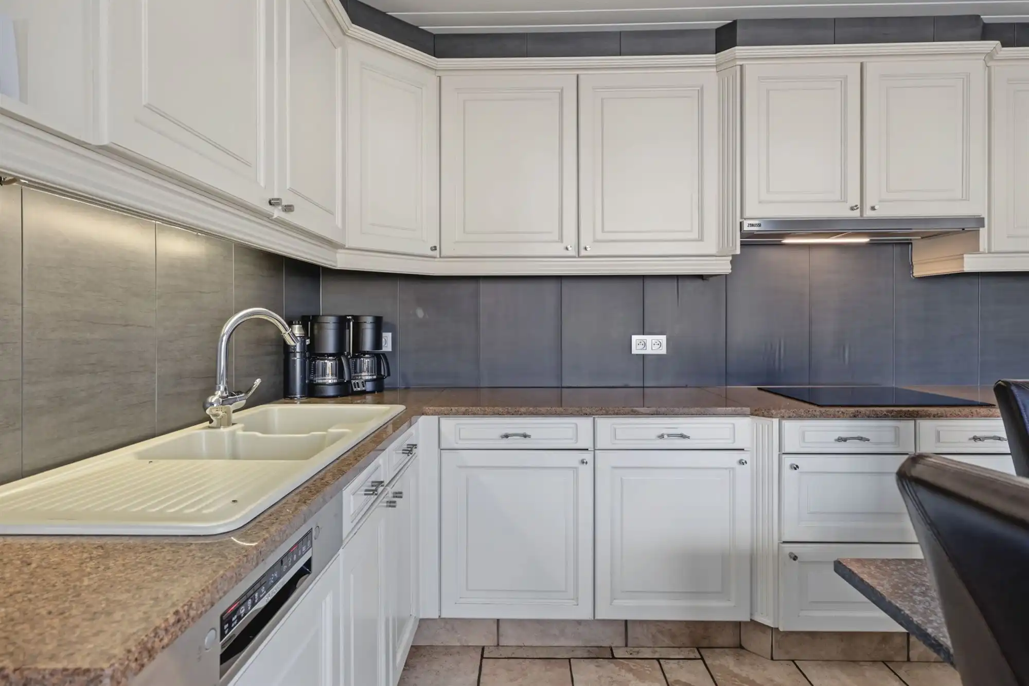 Instapklare woning op ruim perceel met paardenstallen foto 7