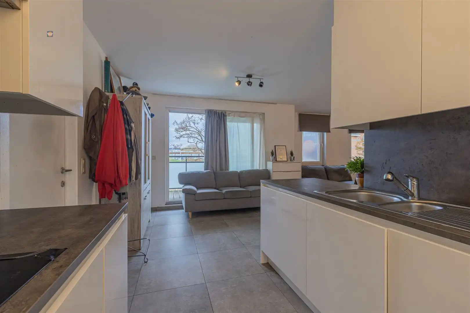 Ruim 3-slpk appartement met 2 autostaanplaatsen foto 5