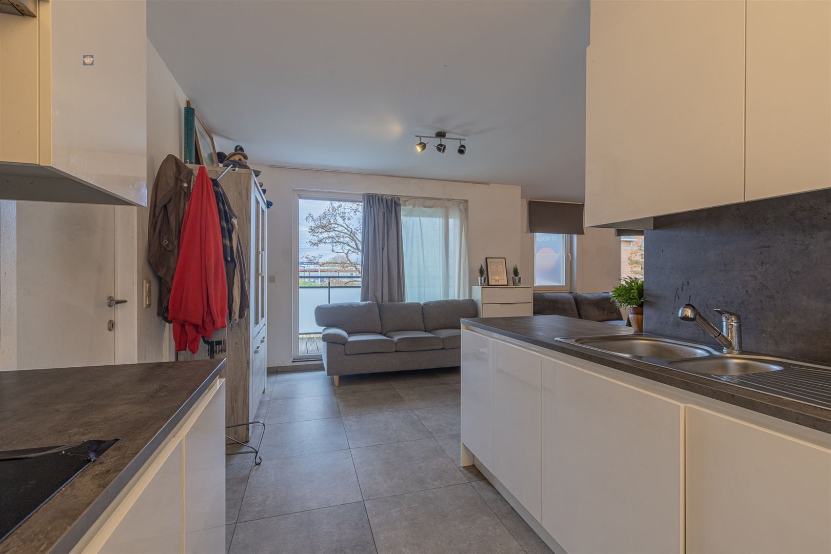 Ruim 3-slpk appartement met 2 autostaanplaatsen foto 5