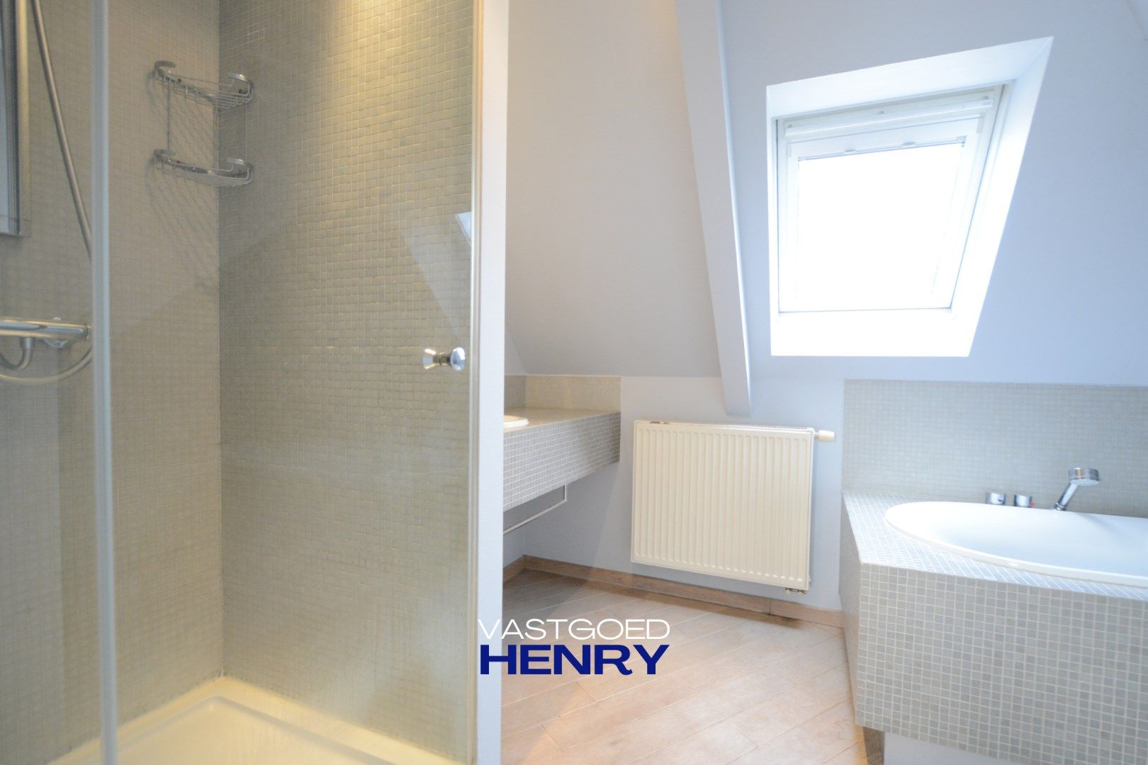 Duplex twee slaapkamer appartement met privé parkeerplaats inbegrepen! foto 11