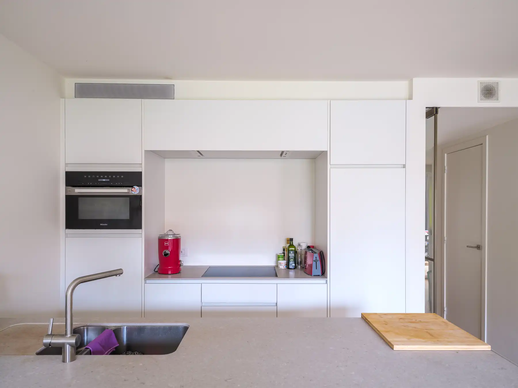 Instapklaar recent appartement met terras foto 6