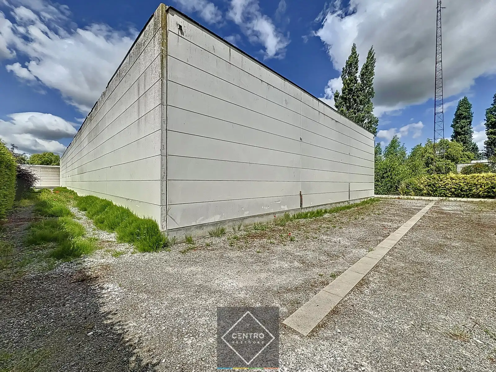 Instapklaar BEDRIJFSGEBOUW bestaande uit&nbsp;geïsoleerde MAGAZIJNEN met laadkade (ca. 2.539m²), KANTOREN (ca. 344 m²) én alleenstaande WONING. Op bedrijvenzone "Hoge Barriere" te Roeselare. foto 6