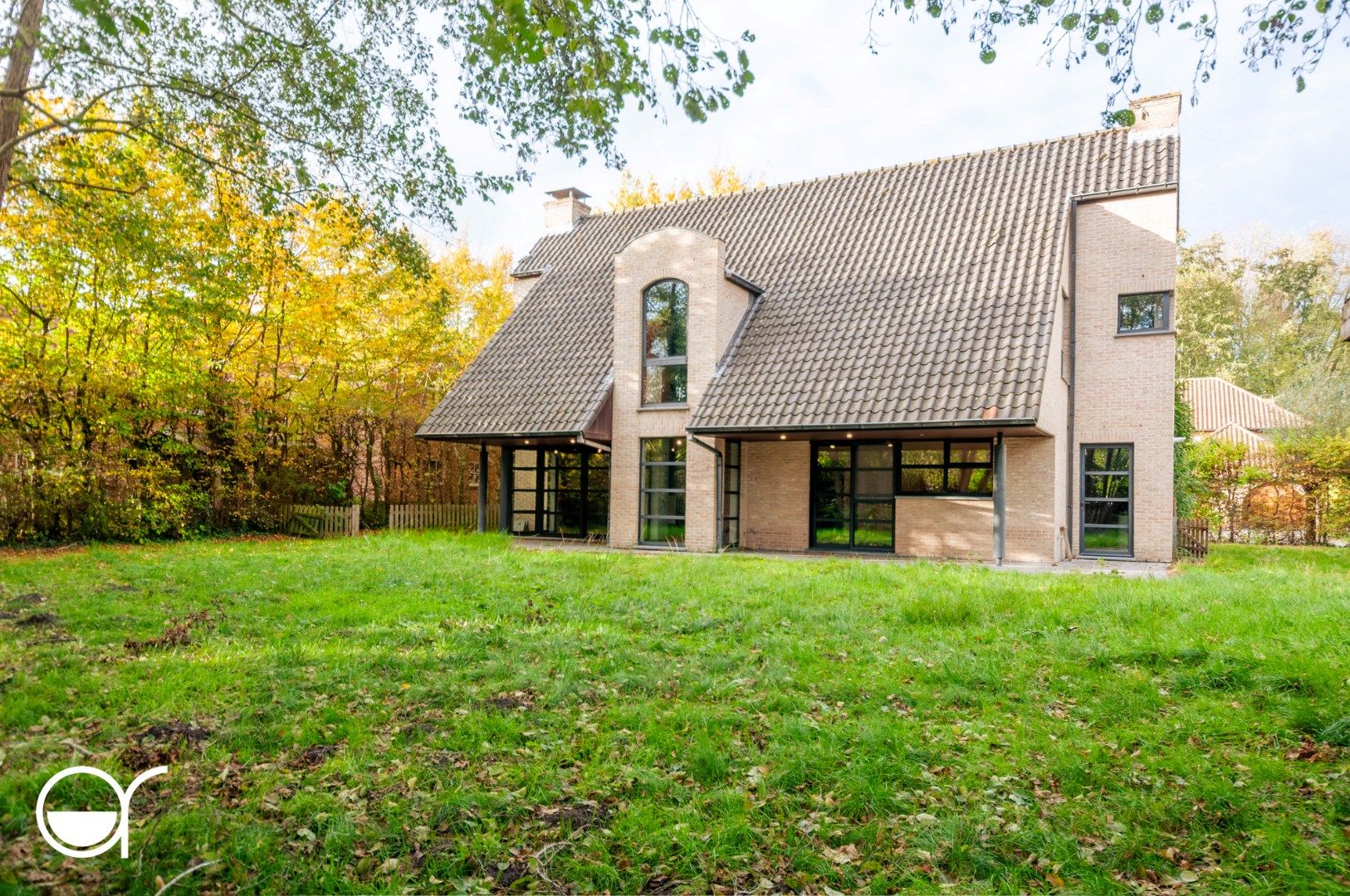 Rustig gelegen villa met 4 slaapkamers foto {{pictureIndex}}
