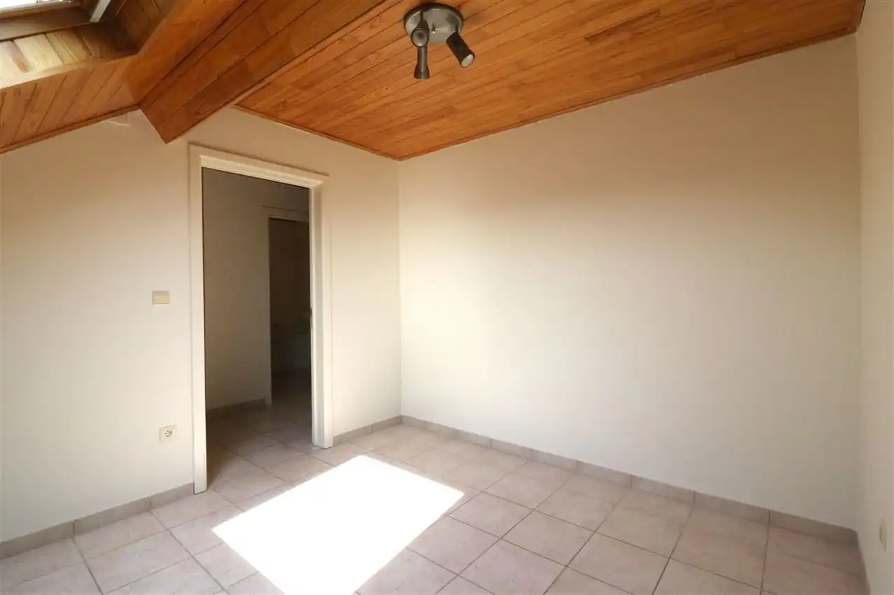 Gezellig dakappartement, grote leefruimte, 1 slpk. en garage  foto 9