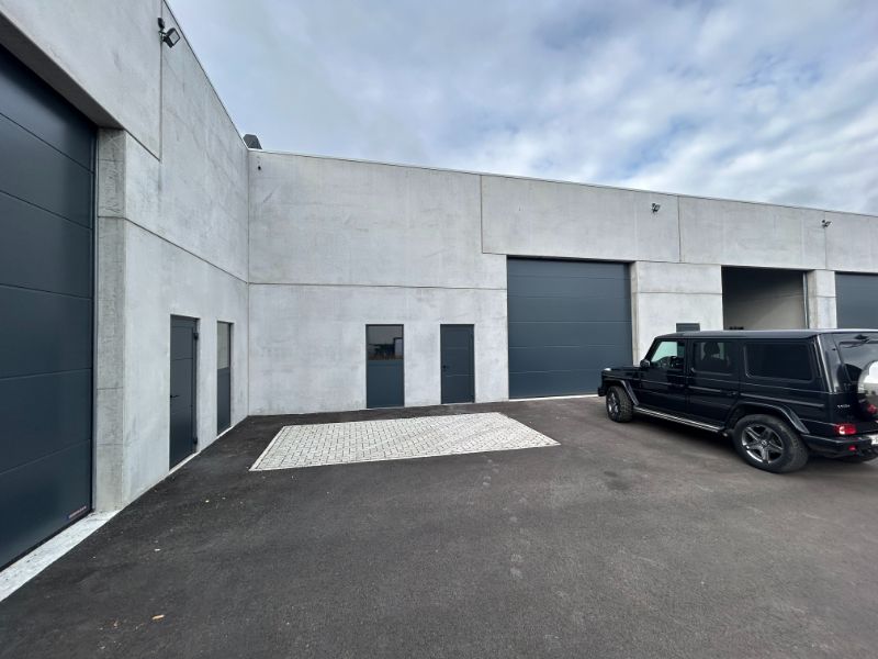 Moderne KMO-unit van 287 m² op toplocatie met 2 parkeerplaatsen foto {{pictureIndex}}