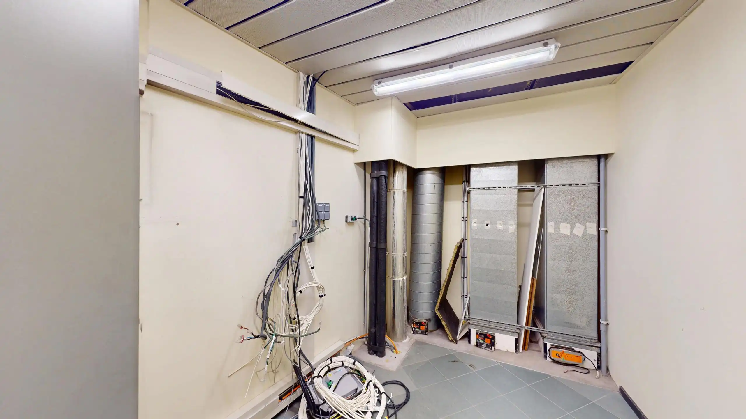 Zeer ruim kantoor op commerciële locatie in centrum Beringen foto 43