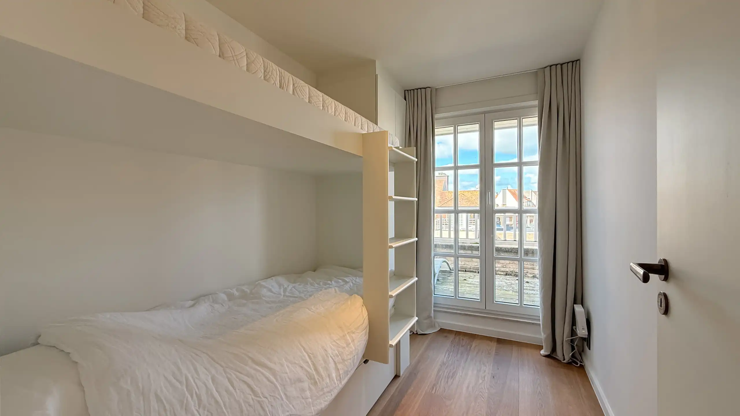Stijlvol gerenoveerd duplexappartement / centrum van Knokke. foto 27