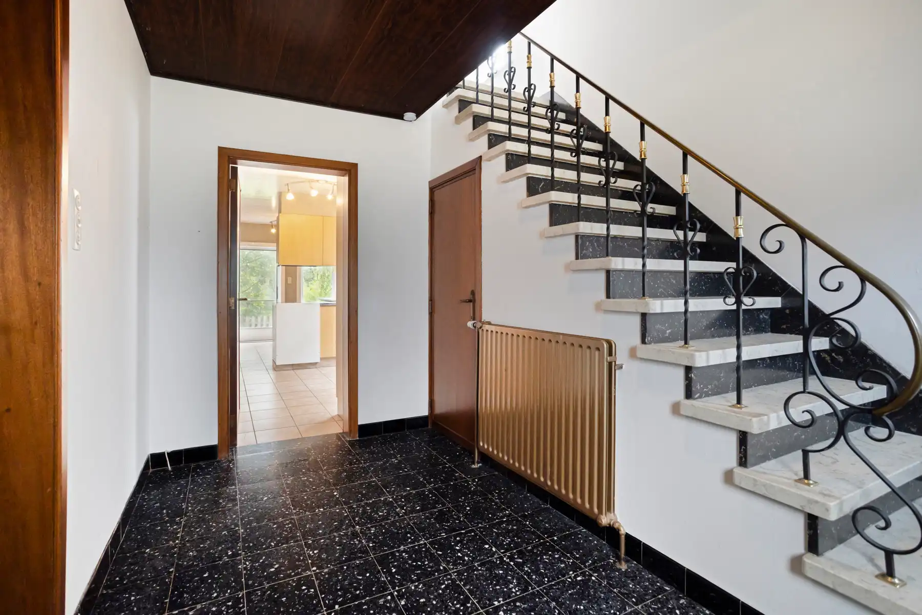 Leuke woning met veel potentieel en grote tuin foto 3