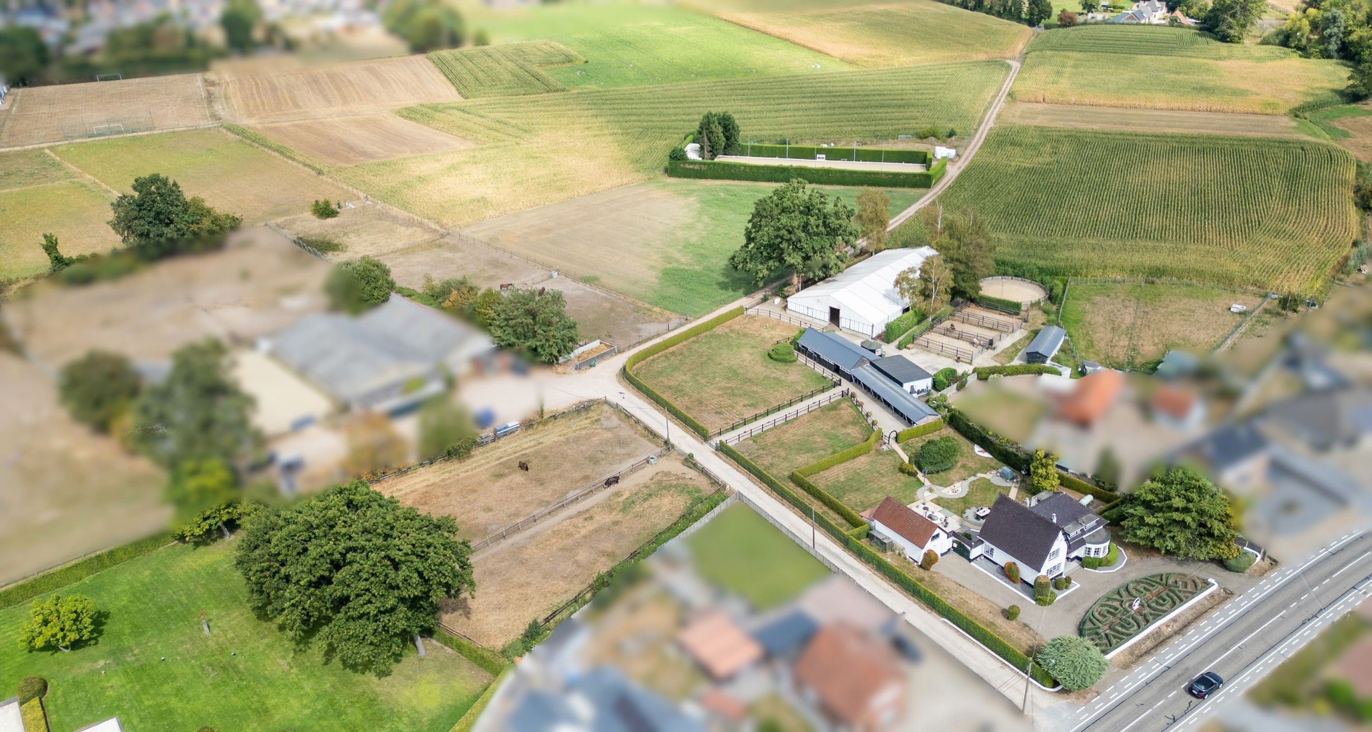 NEEROETEREN-Woning met accommodatie voor (semi)professioneel foto {{pictureIndex}}