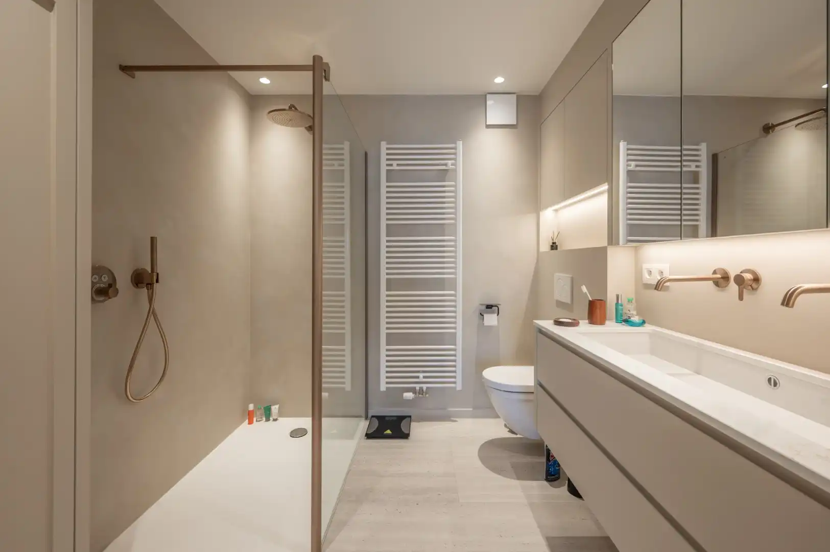 Zeedijk Zoute: Fenomenaal en frontaal zeezicht vanop een totaal gerenoveerd appartement  foto 13