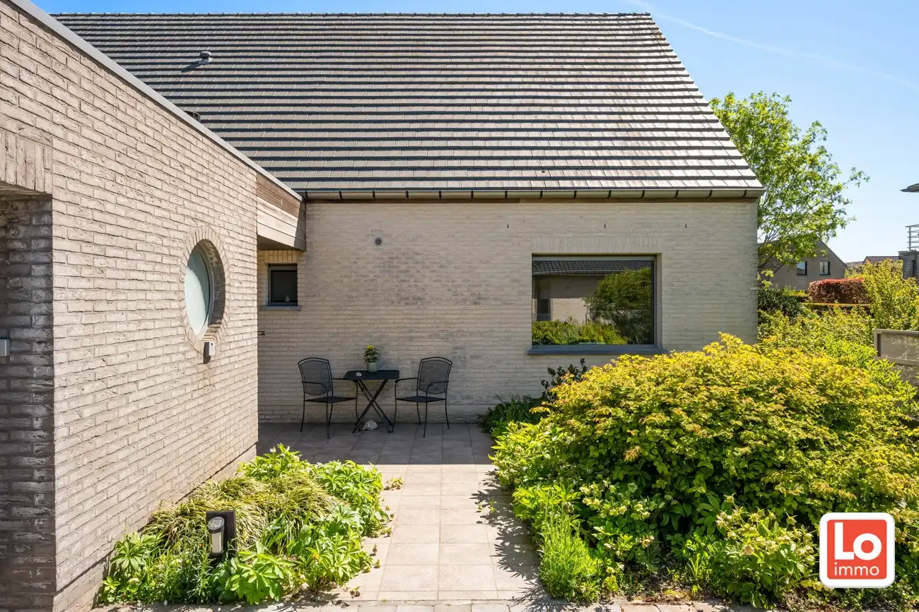 Instap klare open woning met ruime inpandige garage en gezellige tuin op een rustige locatie en toch nabij het centrum van Lochristi! foto 4