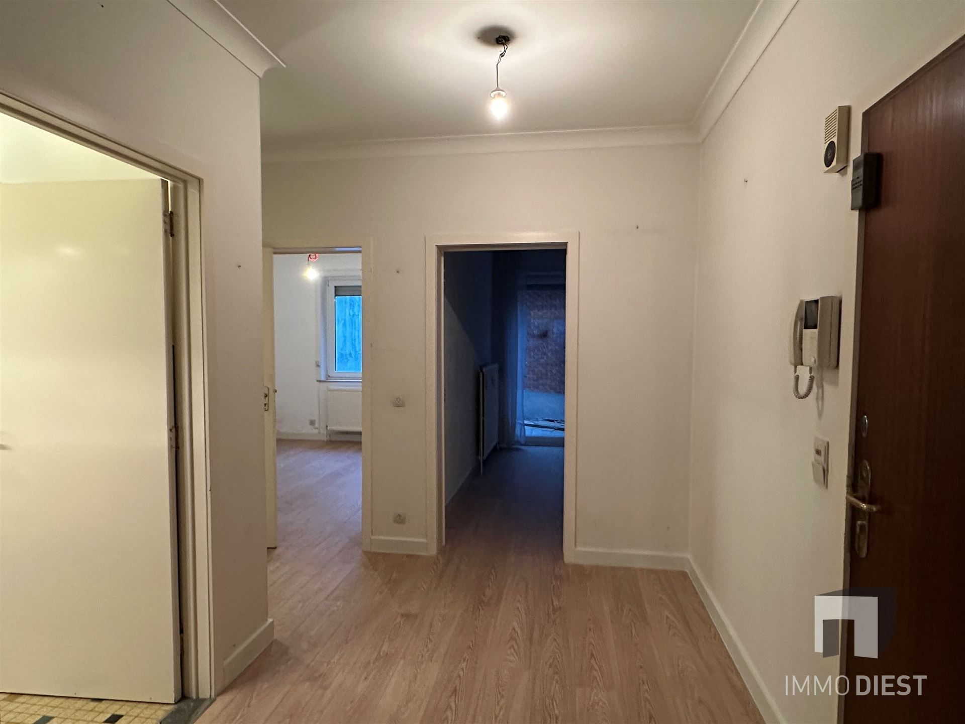 Gelijkvloers appartement met koer en 2 ruime slaapkamers foto 9