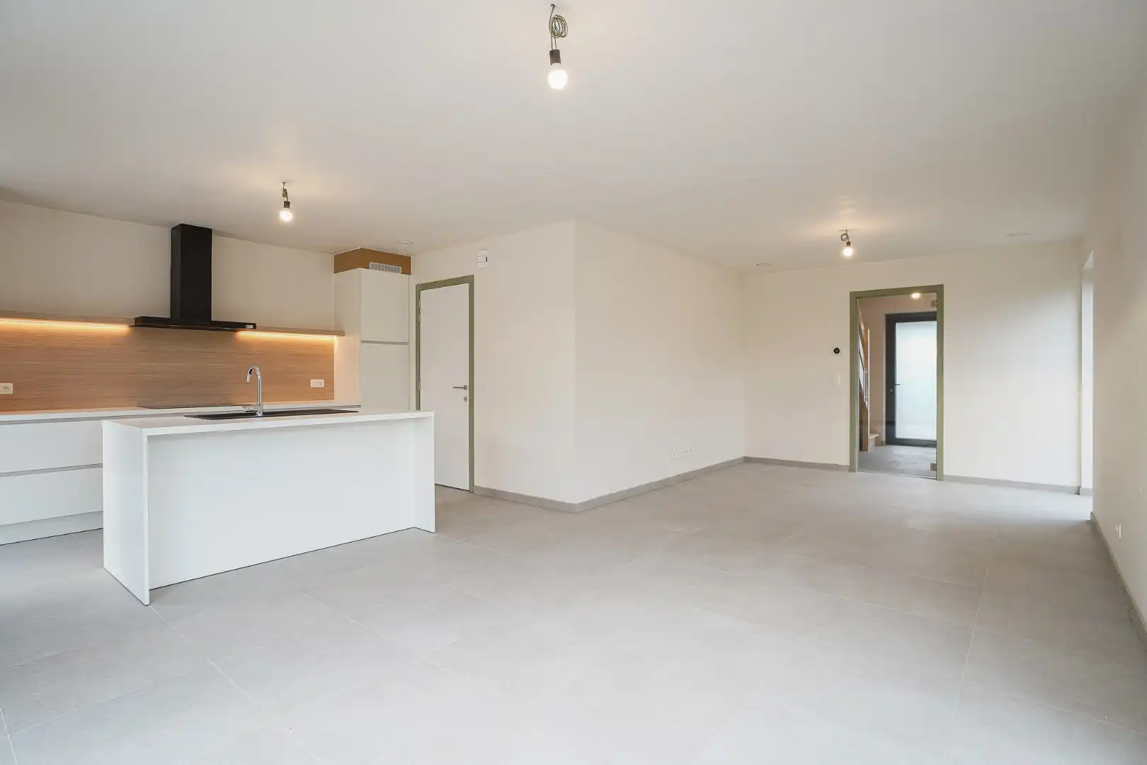 Moderne halfopen nieuwbouw woning op 356 m² met hoogwaardige afwerking foto 2