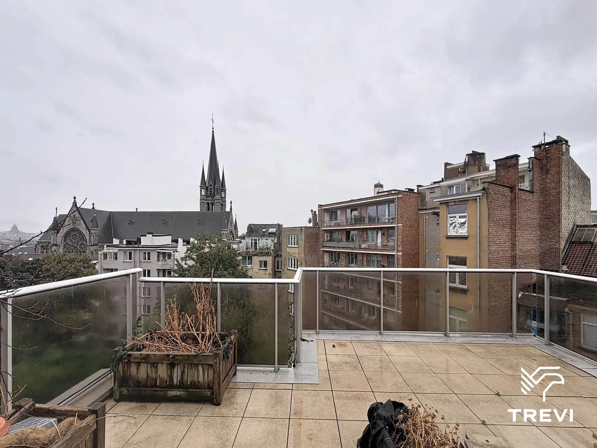 Opgeknapt penthouse met 1 slaapkamer foto {{pictureIndex}}