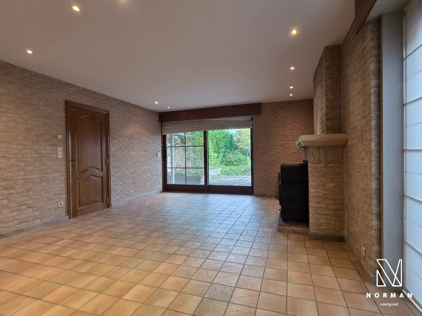 Ruime woning met inpandige garage en 3 slks op een prachtig perceel van 1218 m². foto 4