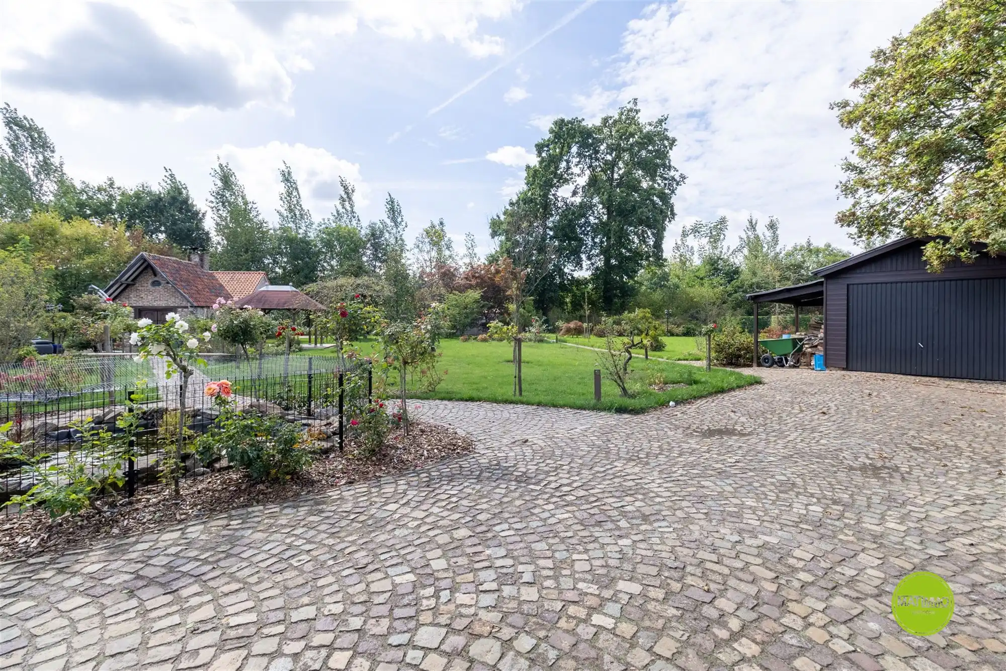 Luxueus gerenoveerde woning met groot stuk grond  foto 57