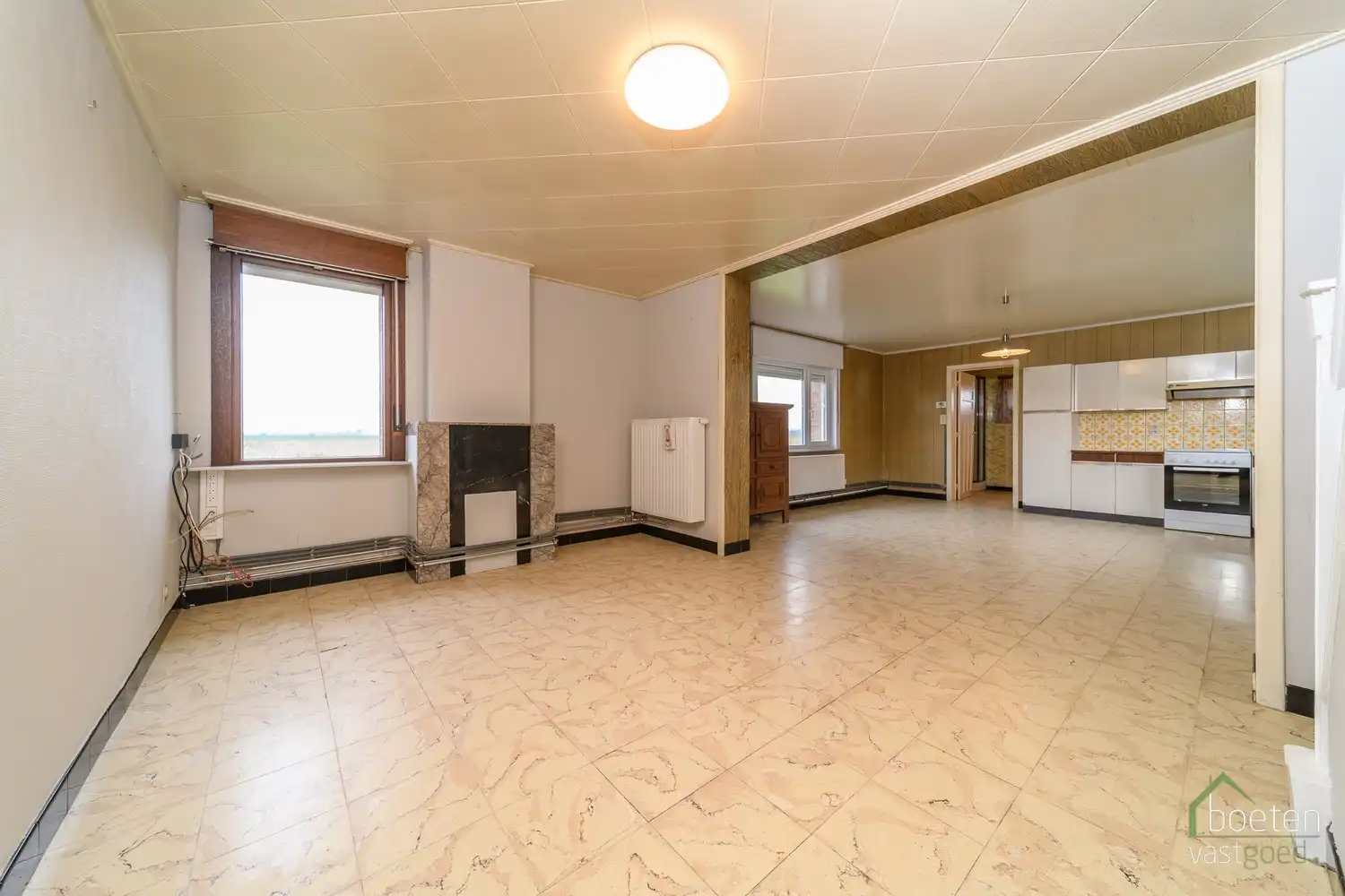 ALVERINGEM: Landhuis met conformiteitsattest, 2 (mog. 3) slaapkamers, interessant bijgebouw en dubbele garage met tuin op 795m² grondopp. foto 2