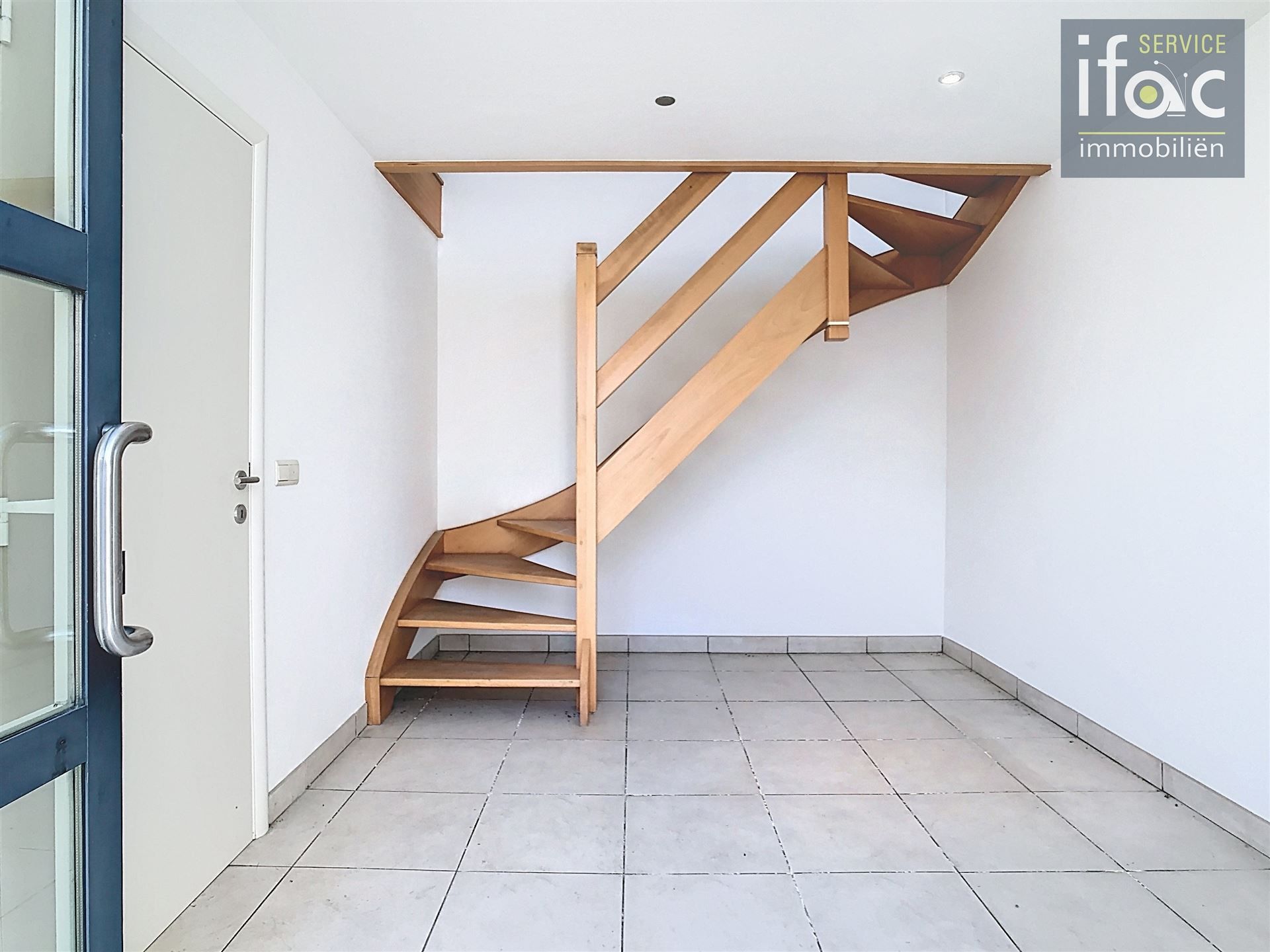 Villa met 4 slaapkamers, 2 badkamers, tuin en garages foto 3