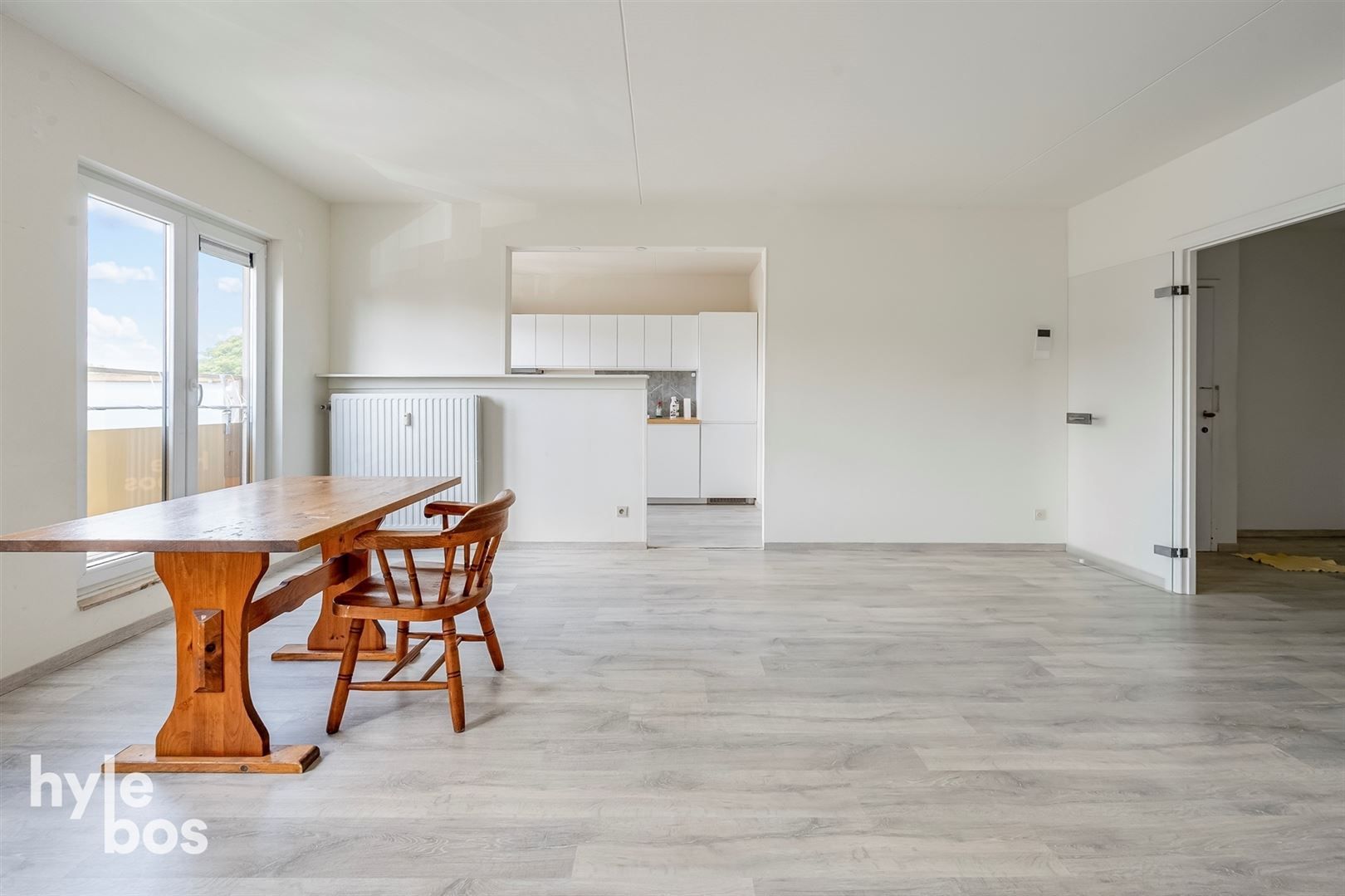 Instapklaar 2 slaapkamer appartement gelegen op de Markt van Moerbeke foto 4