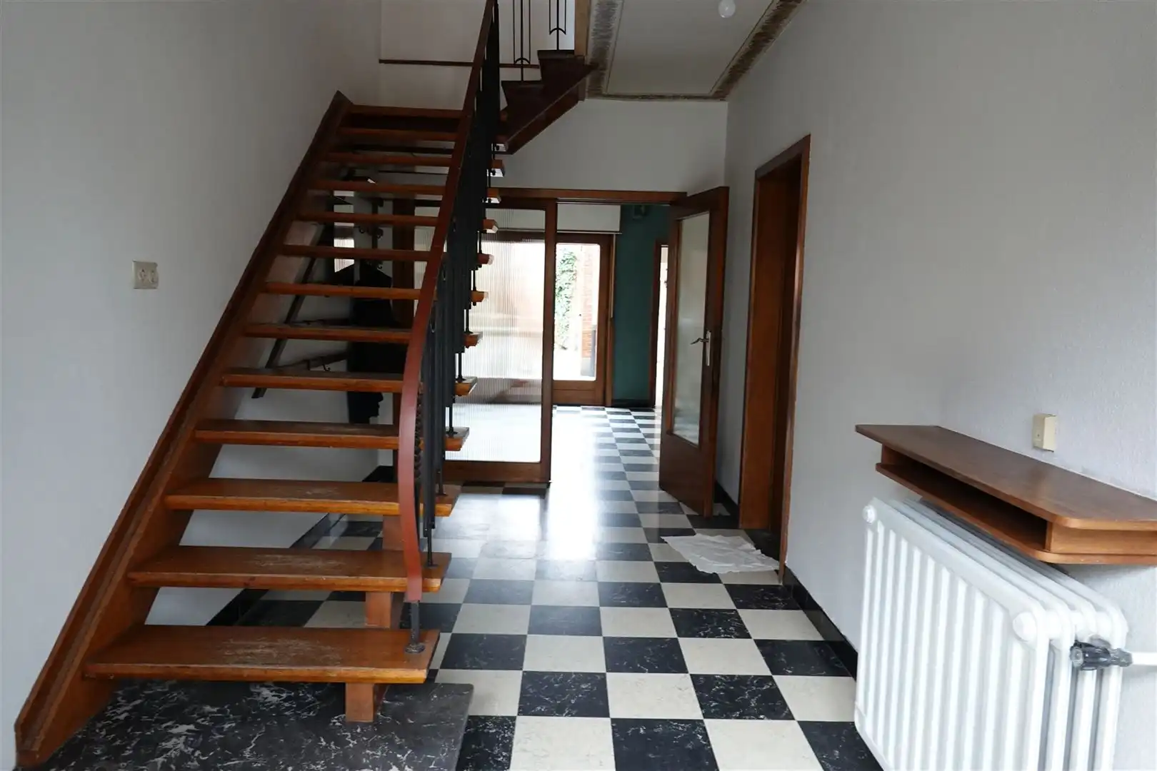 Rustig gelegen, ruime woning met 4 slaapkamers en tuin. foto 2