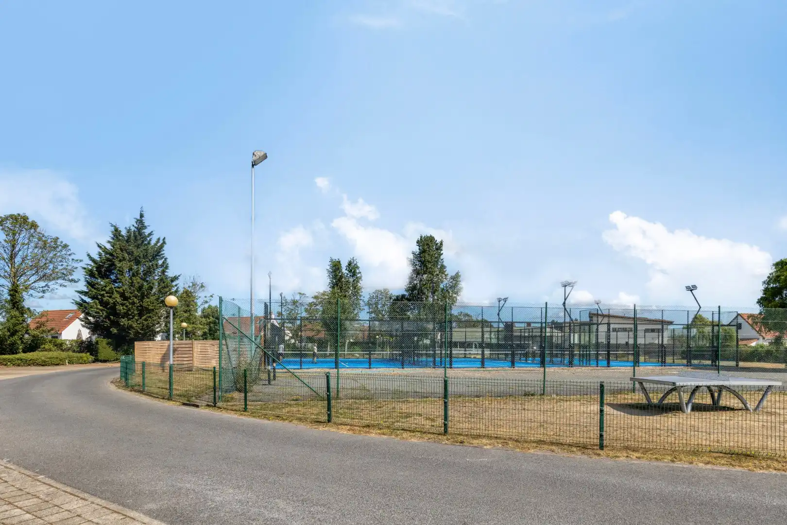 Unieke opportuniteit: horecazaak met 3 padelterreinen, terrassen en tuin te huur! foto 10