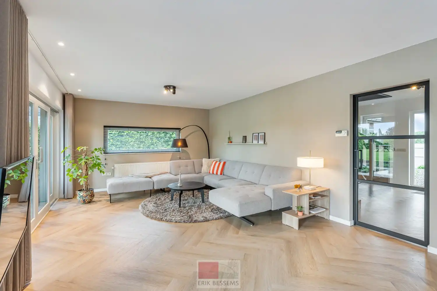 Instapklare gezellige vrijstaande woning met een woonopp. van circa 185 m2 op een perceel van 17a53ca foto 17