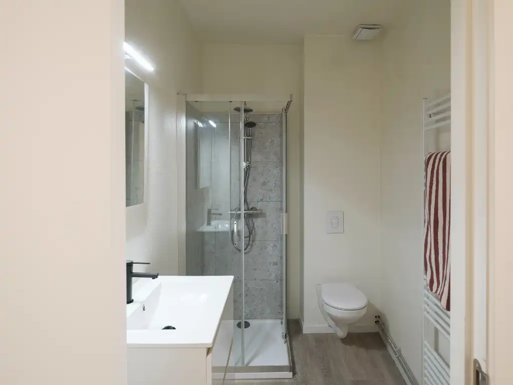 Uniek handelshuis met centrale ligging, bestaande uit een polyvalente kantoorruimte en een bovengelegen duplexappartement. foto 16